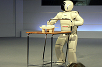 
	【手を引っ張ればついてくる】
	
	トレーの運搬やワゴンを押すアシモ。さらに人の位置情報を得て、接客するシーンが見られます。
	
	
	（撮影／編集＝webCG 関）
	 