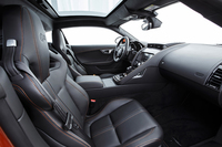 「Fタイプ R クーペ」のインテリア。「R」のエンボスを施した、専用のシートを装備している。