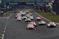 GT300クラスのスタートシーン。GT500クラスとは対照的に、見どころの多いレース展開となった。
    