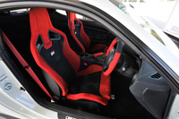 「86“GRMN”」専用のバケットシート。リアシートは取り除かれており、乗車定員は2人となっている。