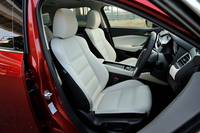 「Lパッケージ」に装備されるレザーシート。写真の白の内装色については、従来のオフホワイトからピュアホワイトに変更された。