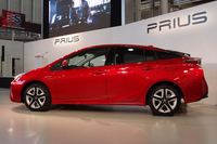 トライアングルシルエットを描くサイドビュー。ホイールのサイズは、グレードにより15インチまたは17インチ（写真）となる。