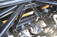 エンジンルーム側からのぞき込んだ、ステアリングシステムの様子。ステアリングラックを包むハウジングには「CATERHAM」の文字が。