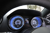 メーターパネルはアナログ式。サファイアブルーのLED照明が印象的だ。