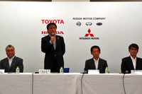 会見の登壇者。写真左から、佐藤康彦 トヨタ自動車 常務役員、川口 均 日産自動車 常務執行役員、峯川 尚 本田技研工業 専務執行役員、蓮尾隆一 三菱自動車 執行役員の各氏。