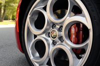 
    試乗車はいずれもオプションとなる前：205/40R18、後ろ：235/35R19サイズのタイヤを装着していた。標準サイズは前：205/45R17、後ろ：235/40R18。
    