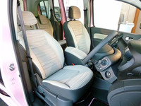 新色ライトグレーのシート。