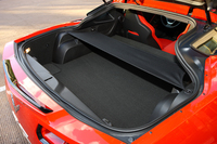 広々としたラゲッジルームは「C5」や「C6」から受け継がれるコルベットの隠れた魅力。「C7」では425リッターの容量を確保している。
    