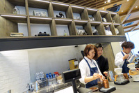 トリバコーヒーが開発したという「café 1886 at Bosch Blend」はここでしか飲めない一杯。ダークローストとライトローストがあり、ライトローストは1杯ずつスタッフがハンドドリップしてくれる。
    