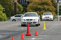 コーンに向かってフル加速！　教習車の323iが快音を奏でる。