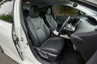TRDの用品ラインナップに「プリウス」用のシートはない。テスト車にはベース車と同じ黒い合成皮革のシートが装備されていた。