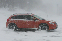 雪上スラロームでのデモ走行と同じく、鎌田選手は一般参加者との同乗走行でも豪快な走りを披露。雪の駐車場を「インプレッサXV」が縦横無尽に走る。