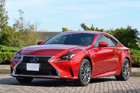 「RC350“Fスポーツ”」。この角度から見ると、草間さんが「ひとケタ違う価格のクルマの造形」と胸を張る、フェンダーの形状がよくわかる。
    