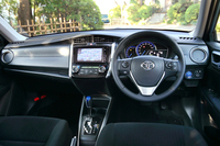 インテリアでは、ブルーを基調としたメーターがHVの特徴。上級グレードの「ハイブリッドG」には、専用のインストゥルメントパネルやドアトリムなども採用している。
    