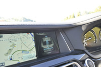 インパネ中央部のモニターが、ゼロエミッション走行中であることを示している（「eDRIVE」と表示される）。80km/h以上で走行中にエンジンを停止させるコースティング機能も備わる。