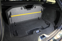 フロアには、ラゲッジルーム内で荷物がすべるのを防ぐための、ボードが備わる。