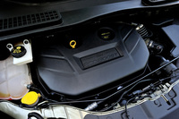 今回新たに登場した2リッター“エコブースト”エンジン（242ps、35.2kgm）。「エクスプローラー」用と同じボア87.5×ストローク83.1mmの1998ccユニットだが、諸元に若干の差があり（エクスプローラーは243ps、37.3kgm）、また指定ガソリンが「クーガ」はハイオク、エクスプローラーはレギュラーと異なっている。