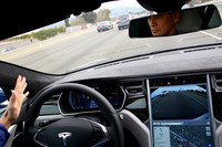 高速道路でしか使ってはいけないことになっている「テスラ・オートパイロット」だが、実際には白線がしっかり引かれている場所なら、一般道でも十分に使えるだけの機能を備えている。