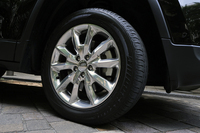 「リミテッド」には、他のグレードより1インチ大きい、18インチのアルミホイールが与えられる。
    