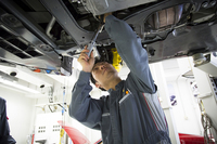 点検・整備は、各車両のメカニズムに精通した経験豊富なメカニックの手で行われる。