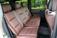 ６：４分割可倒式のリアシート。前席、後席ともに、シートヒーターを標準装備している。
    