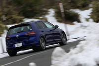 電子制御デファレンシャルロックの「EDS」や、高速コーナーでのアンダーステアを抑制する「XDS」など、高度なシャシー制御システムを標準装備している。
    