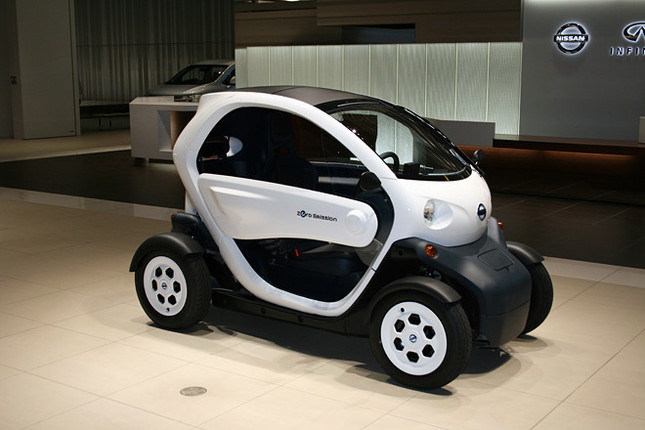 車体サイズは全長2.3m×全幅1.13m程度。前後に2名乗車できるようになっている。