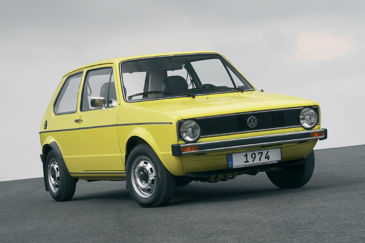 1974年に登場した初代「ゴルフ」。大きなテールゲートを持つハッチバックボディーは、後に登場する世界各国の実用車に多大な影響を与えた。