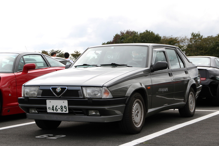 「アルフェッタ」の後継として1985年に登場した「75」。やはりトランスアクスルを採用しており、現行「ジュリア」が登場するまではアルファ最後のFRベルリーナと呼ばれていた。