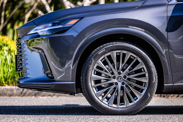 「RX350h“バージョンL”」には、21インチアルミホイールが標準装備となる。ダークプレミアムメタリック塗装（写真）もしくはダークグレーメタリック塗装が選択できる。試乗車は、235/50R21サイズの「ブリヂストン・アレンザ001」タイヤを組み合わせていた。