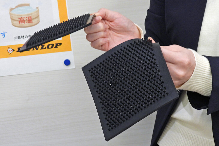 ゴム板を持ち上げてみればご覧のとおり、水に浸したほう（手前）はしんなりと垂れ下がってしまった。なお、水によるゴムの軟化には時間がかかり（2分で約20％柔化）、今後はこの時間も短縮していきたいとのことだった。