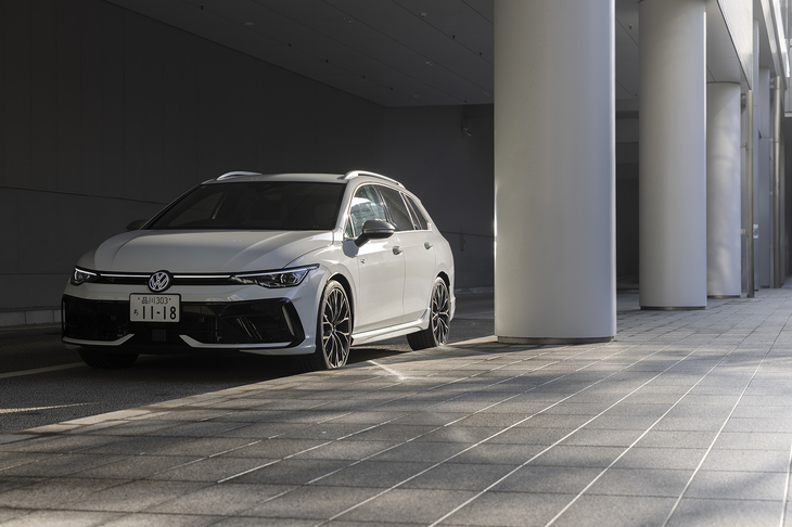 今回の試乗車は上位グレードの「フォルクスワーゲン・ゴルフRヴァリアント アドバンス」。車両本体価格は757万9000円となかなか。