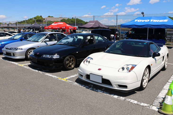 「タイプR」乗りの多くが、足を止めて見入ってしまうであろう「NSX-R」（写真右）。今では、その希少性と投機熱の高まりにより、所有するのが難しい一台となっている。