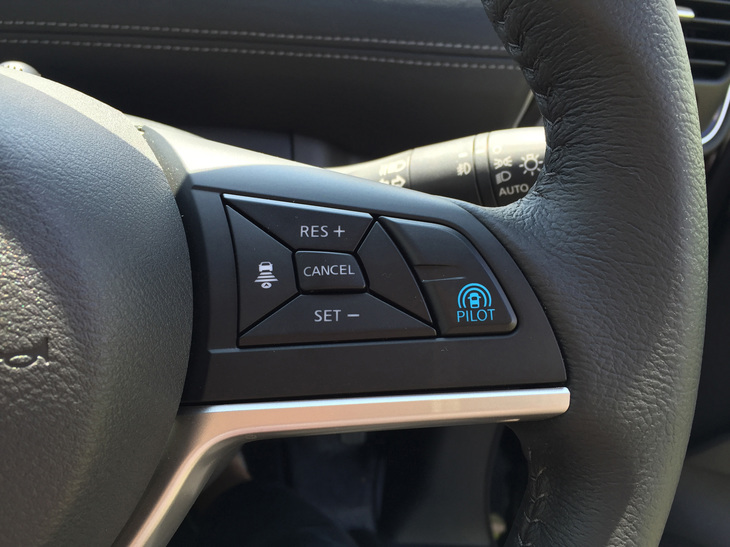 操作はステアリングホイール内スポーク部にある「PILOT」「SET」、「RES（RESUME）」、３つのスイッチを押すだけ。