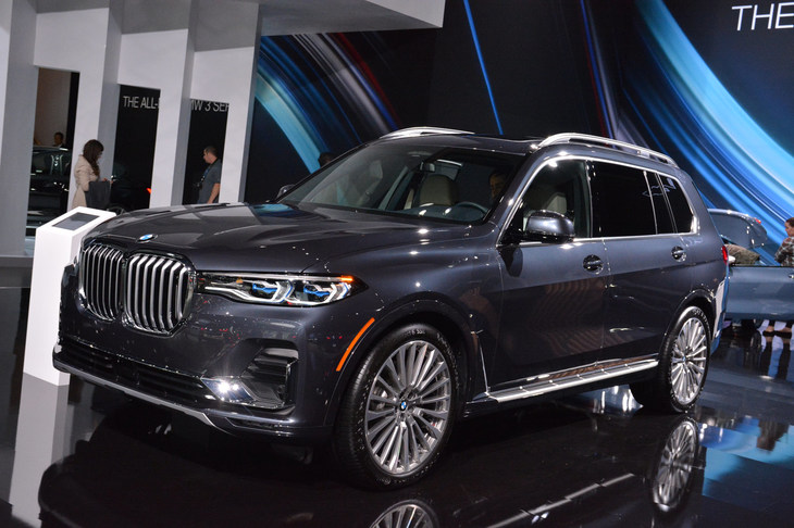 BMWのニューモデル「X7」。全長5mを優に超える大型SUVだ。