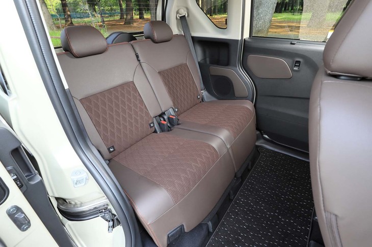 後席のスライド幅は先代モデルよりも60mm拡大して320mmに。それに伴い足元空間の最大値も先代モデル比で＋148mmの394mmに拡大している。