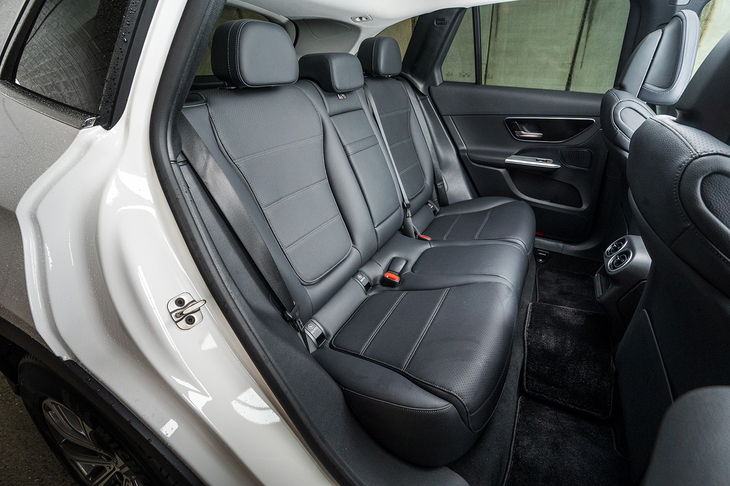 後席は40：20：40の分割可倒式。前席ともども黒一色の空間ではあるが、質実剛健という便利な言葉もある。