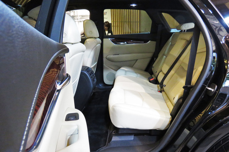 キャデラックXT5クロスオーバー（リアシート）