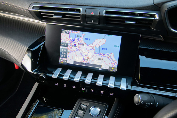 ダッシュボードに備わる8インチのタッチスクリーン。「508」シリーズにはSDナビゲーションシステムやテレビチューナー、Apple CarPlayやAndroid Autoといった携帯端末のミラーリング機能が標準装備される。