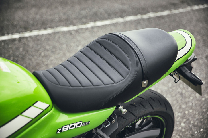 
	「Z900RSカフェ」のシートは定員2人。「Z900RS」のものより前後に短い、専用デザインとなっている。
	