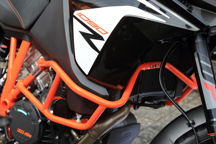 最新モデルの「790アドベンチャー」シリーズが、車両骨格にエンジンを剛体に用いたバックボーンフレームを用いているのに対し「1290スーパーアドベンチャー」シリーズと「1090アドベンチャー」シリーズは、クロームモリブデン鋼のトレリスフレームを使用している。写真は「1090アドベンチャーR」のもの。