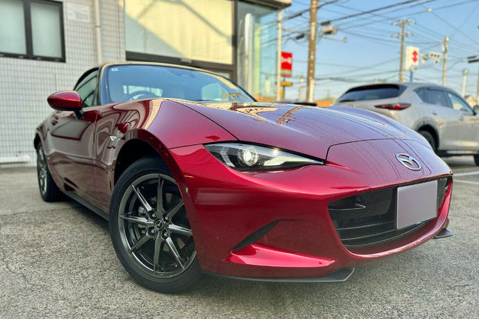 正規ディーラー発着で安心できると評判の“ディーラーカーシェア”。写真の「マツダ・ロードスター」（6段MT／2024年モデル）のように、趣味性の高いクルマもラインナップされている。