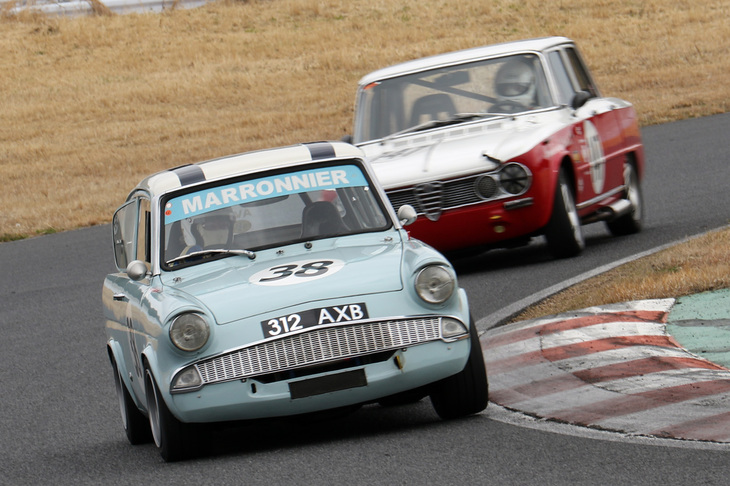 2、3位でフィニッシュした「フォード・アングリア」（前の写真とは別の車両）と「アルファ・ロメオ・ジュリア スーパー」。