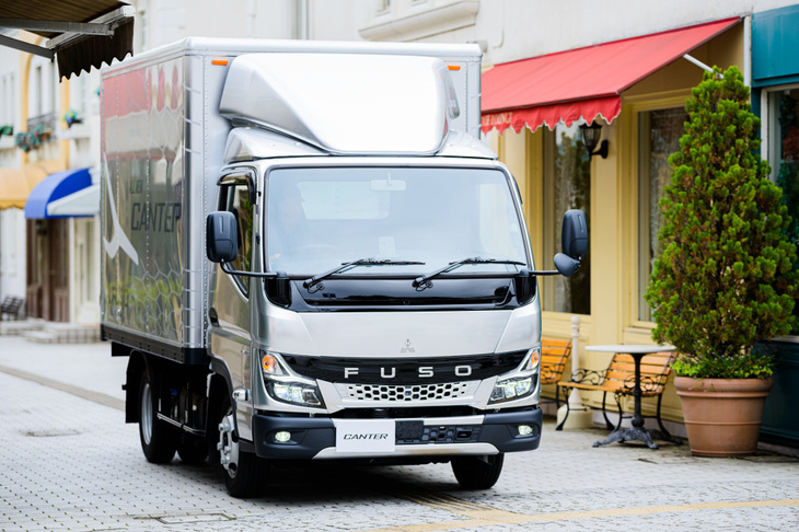 2020年のフルモデルチェンジで登場した新型「キャンター」は通算9代目。左右ウインカーに挟まれた部分が「ふそうブラックベルト」だ。