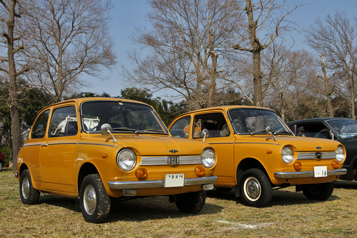 同じ年式、同じグレードで同じカラーという双子の1971年「スバルR-2ハイデラックス」。60年代後半から70年代初頭にかけてはやった、ポルシェではバハマイエロー、アルファ・ロメオではオータムゴールド、日産ではサファリブラウンと呼ぶこのカラー、スバルではキャニオンゴールドと呼ぶそうだ。グランドキャニオンの砂漠の色ということか？