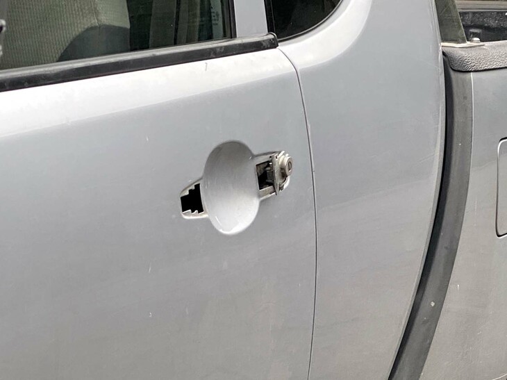 このようにドアハンドルがもげてしまったままのクルマも。「三菱L200（日本名：トライトン）」（10月）。