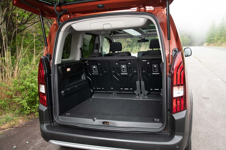 5人乗車時の荷室容量は597リッター。奥行きは約1mで、タイヤハウスなどの凹凸がないため使い勝手は良好だ。