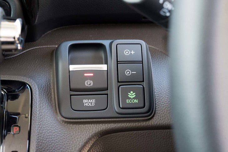 電動式パーキングブレーキのスイッチはシフトセレクターの右側。オートホールド機能も付いた。