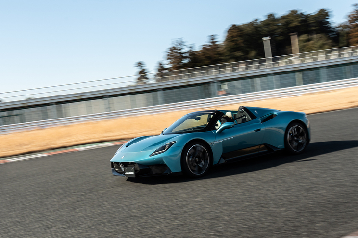 0-100km/hのタイムは2.9秒、最高速は325km/hと公表されている。