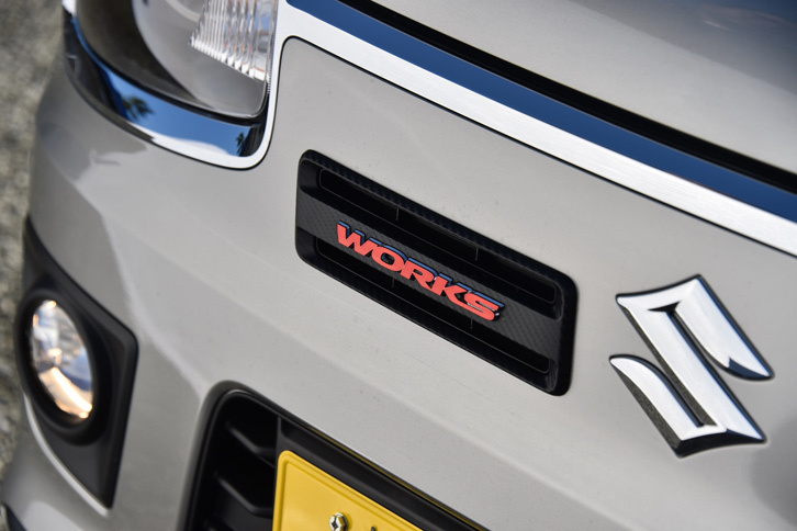 フロントに追加されたエンジンルームへの空気取り入れ口。「アルト ワークス」では燃焼室内の温度を下げることでノッキングの発生を抑制するとともに、空気の充てん効率を高めている。